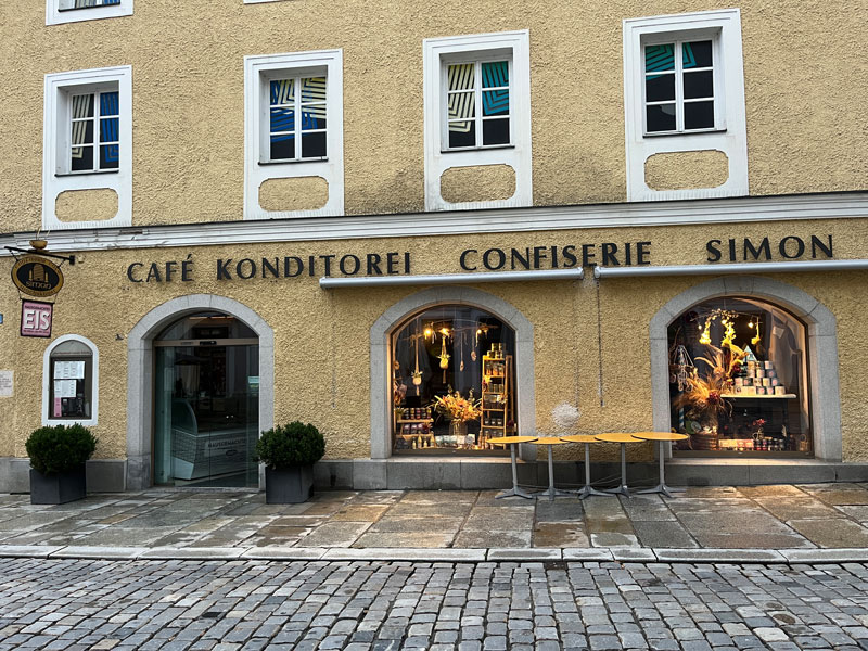 Fassade des Café Konditorei Simon in Passau